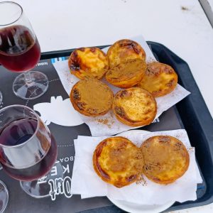 pastel de nata and wine